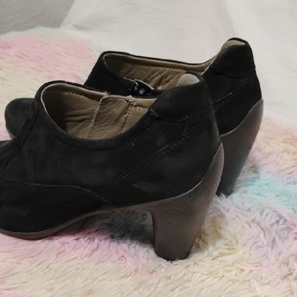 Like New Ecco Black Heeled Ankle Booties Sleek Minimalist Design Sz.38 - Picture 2 of 10